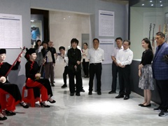 自治区人大常委会副主任卢献匾率调研组与全国人大民族委一行到我校开展调研交流